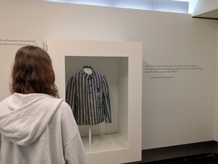 Ein lila Stoffdreieck auf der Uniform stand für die Häftlingskategorie „Bibelforscher“ (Foto ©Kreismuseum Wewelsburg)
